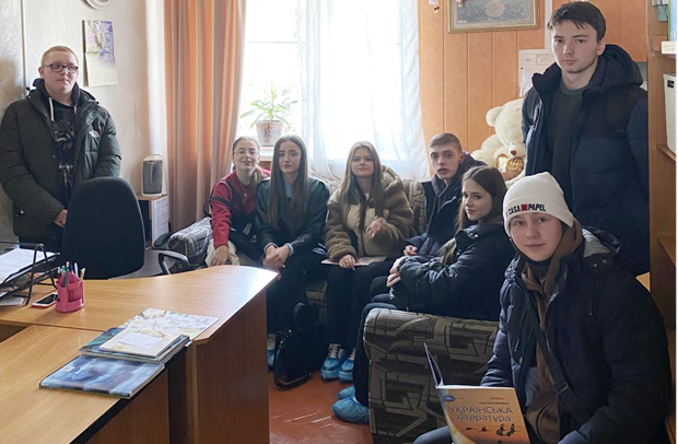 Практиканти і практикантки у робочому кабінеті психологині Центру соціально-психологічної реабілітації дітей Тетяни Нечистої